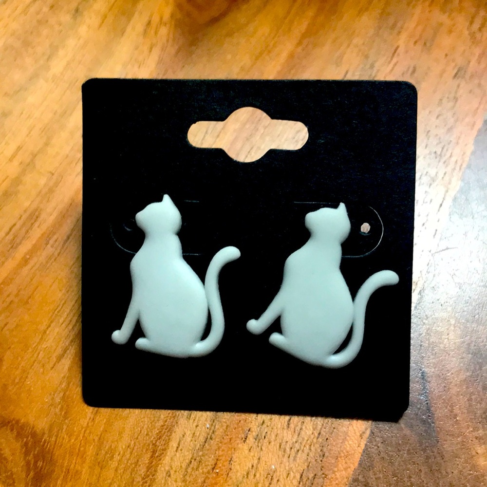 Post earrings *NEW* White Cat